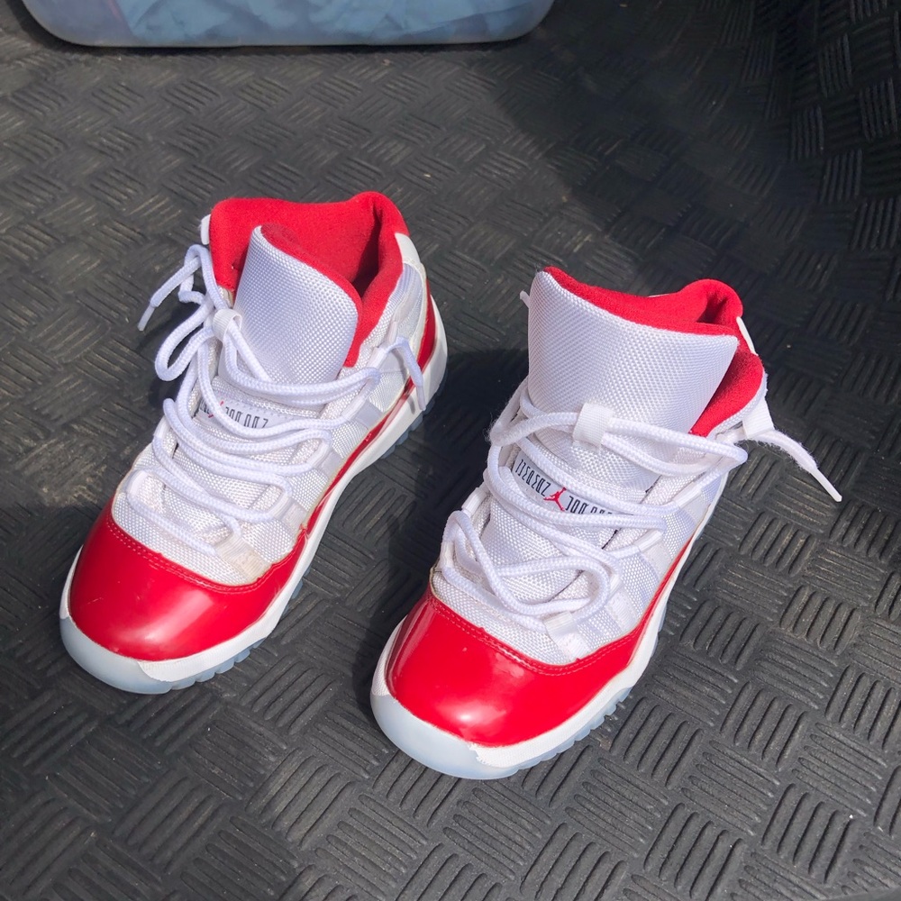 Air Jordan youth 11s size